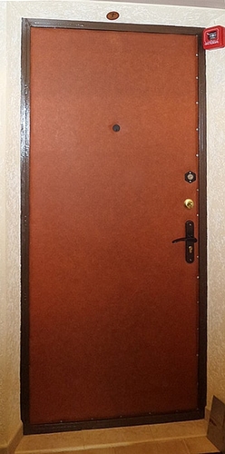 Коричневая дверь с винилискожей