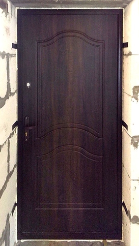 Коричневая МДФ дверь в частном доме