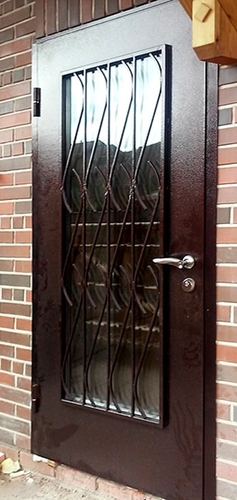 Коричневая порошковая дверь со стеклом