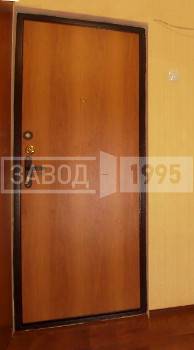 Фото установленной двери с ламинатом