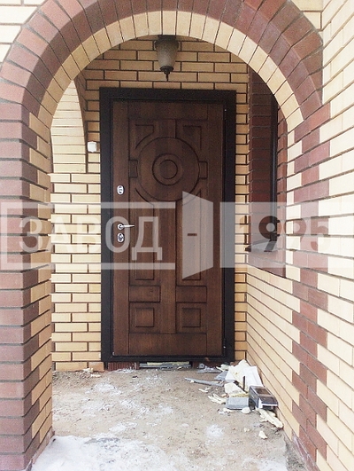 Установка металлической двери с отделкой массивом дерева в частном доме