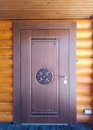 МДФ дверь с кованой деталью