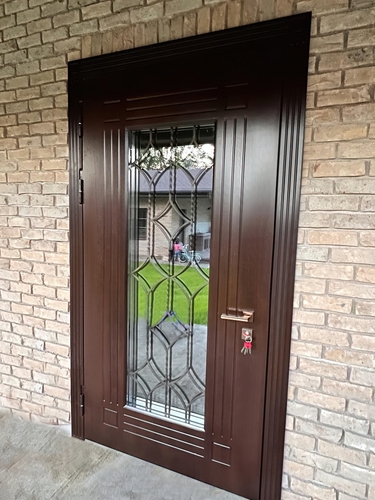 Дверь с отделкой МДФ, 3х-камерным стеклопакетом и кованой решеткой