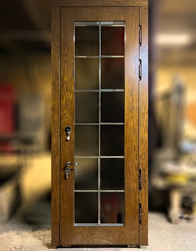 Нестандартная дверь с остеклением