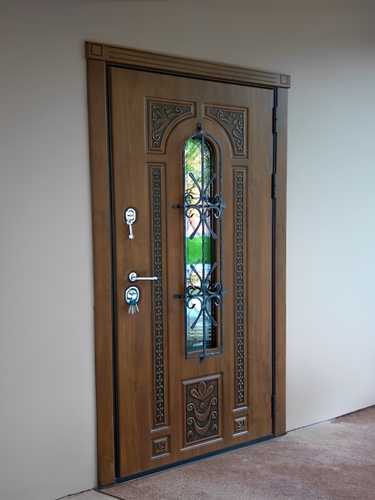 Остекленная дверь с ковкой