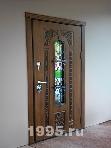 Остекленная дверь с ковкой