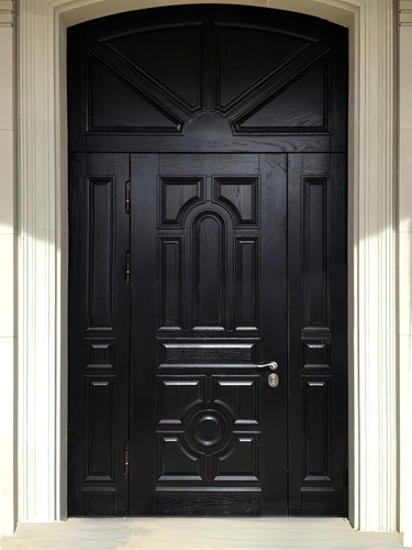 Парадная дверь в коттедж с массивом