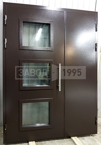 Полуторная дверь со вставками стеклопакета