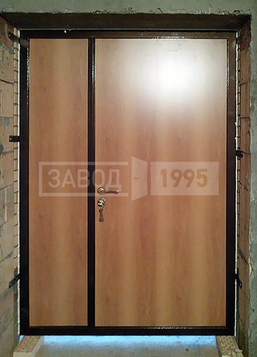 Полуторная дверь со светлым ламинатом