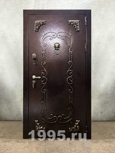 Порошковая дверь с коваными элементами