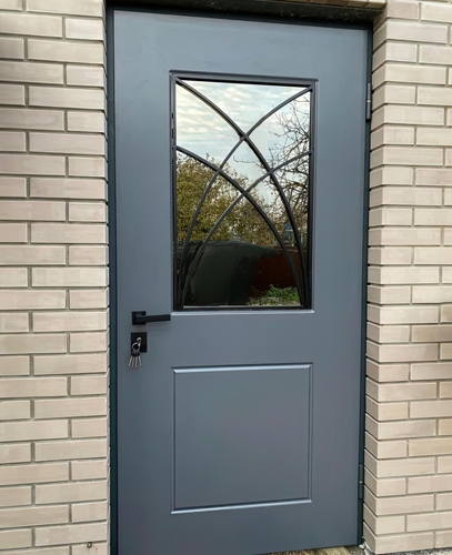 Серая дверь окрашенная по RAL со стеклопакетом и решеткой