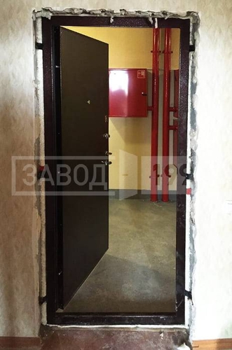 Установленная дверь для квартиры