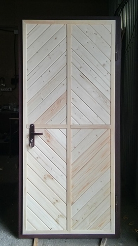 Входная дверь с вагонкой