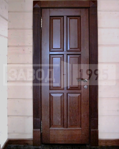 Входная дверь с филенчатой панелью