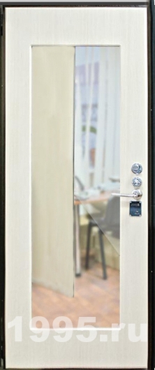 Входная дверь с зеркалом в квартиру